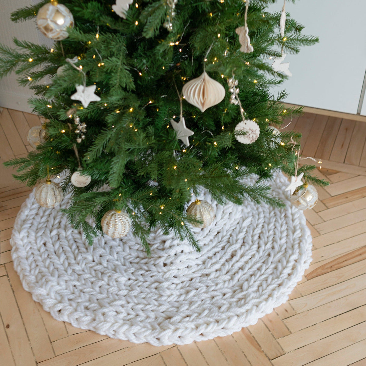 White Chunky-Knitted Christmas Tree Skirt