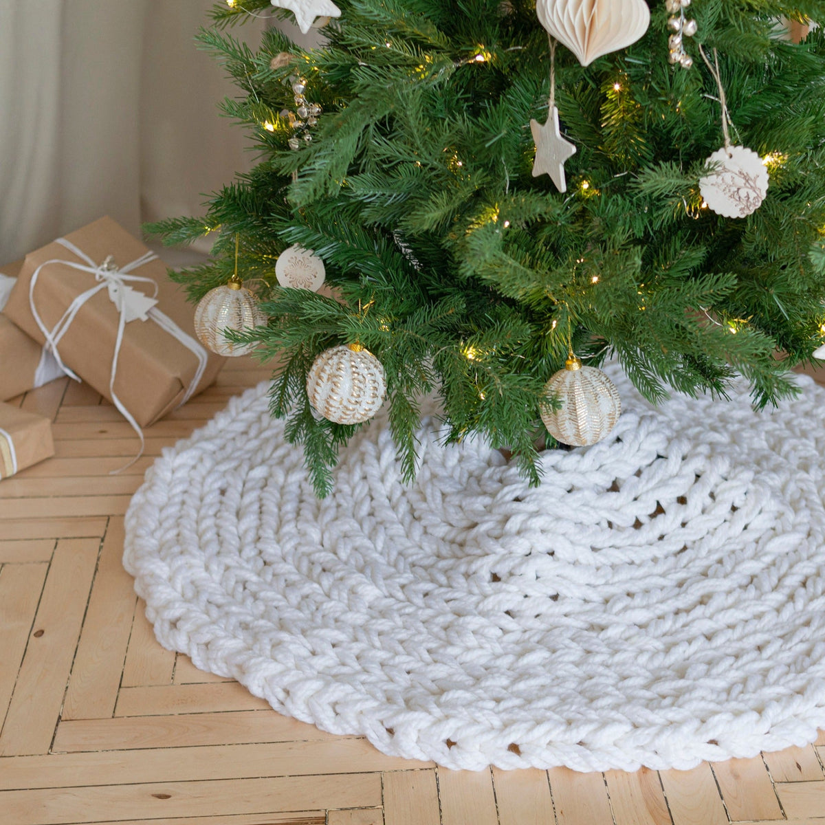 White Chunky-Knitted Christmas Tree Skirt
